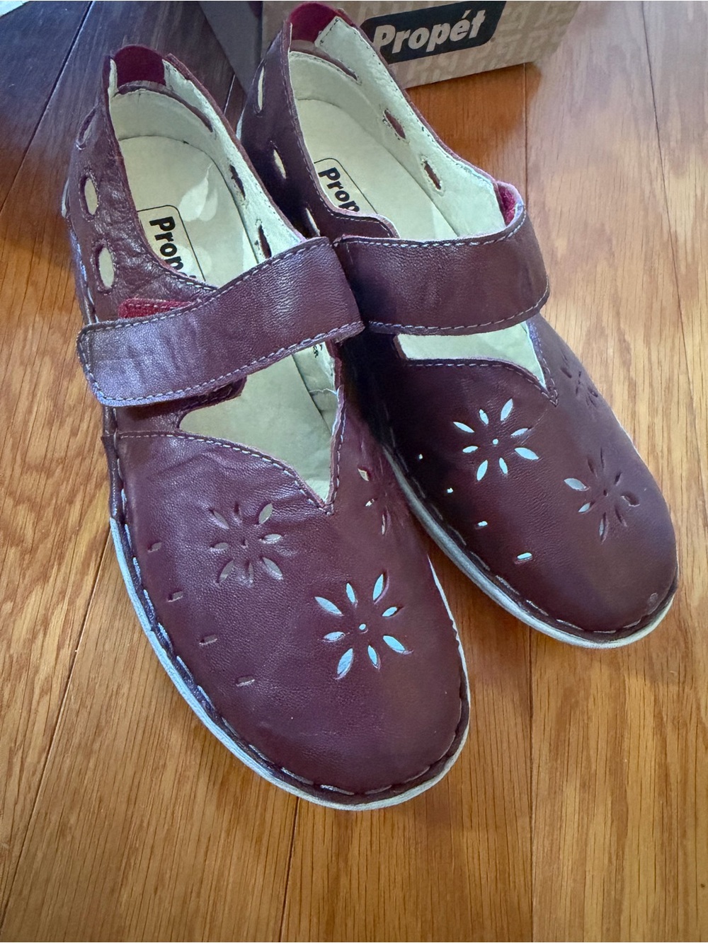 Propet Chloe Dark Red Leather Mary Jane Comfort Flats Womens 6 Wide 2E